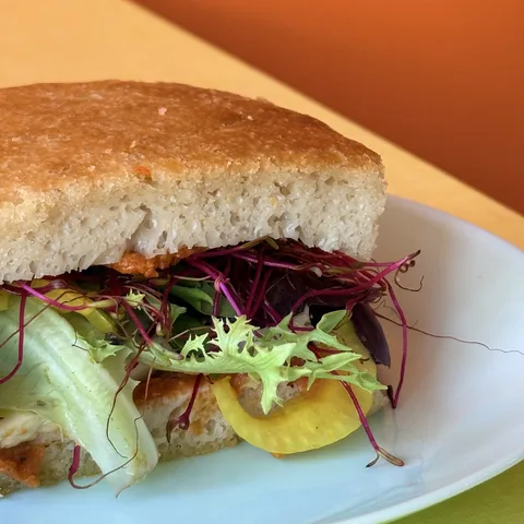 Sandwich focaccia du moment (option végétarienne)